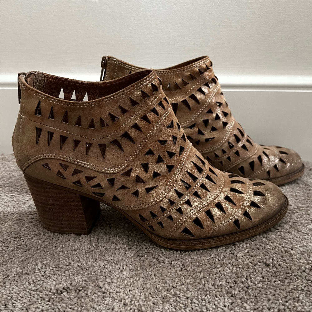 Sofft Westwood women’s size 8 laser-cut Anthracite block heel bootie
